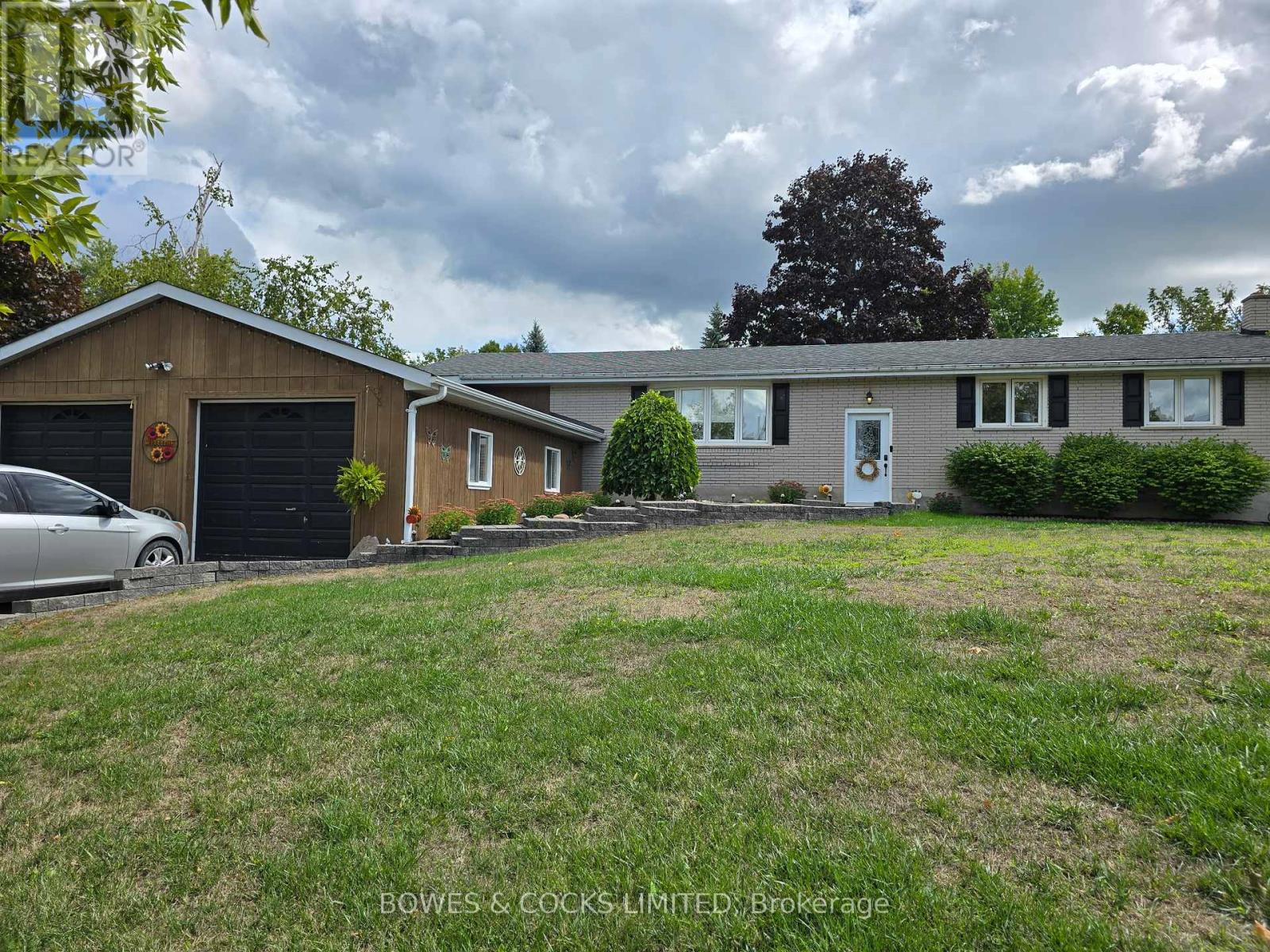 33 Maple Grove Road, Kawartha Lakes (Lindsay), Ontario  K9V 4R6 - Photo 1 - X12389682