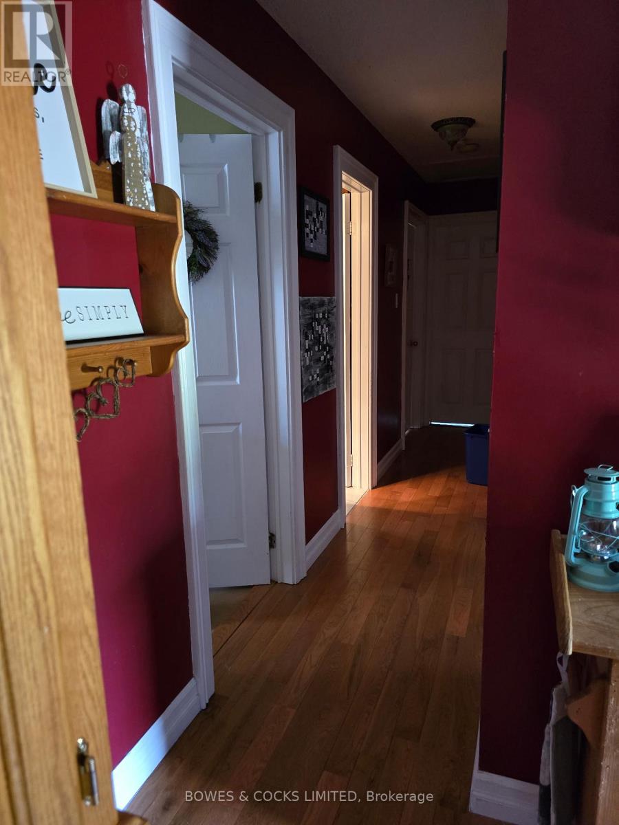 33 Maple Grove Road, Kawartha Lakes (Lindsay), Ontario  K9V 4R6 - Photo 11 - X12389682