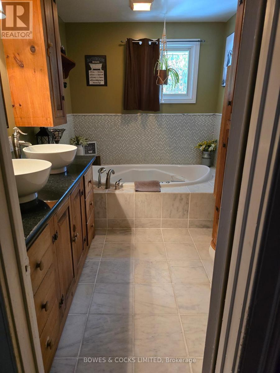 33 Maple Grove Road, Kawartha Lakes (Lindsay), Ontario  K9V 4R6 - Photo 12 - X12389682