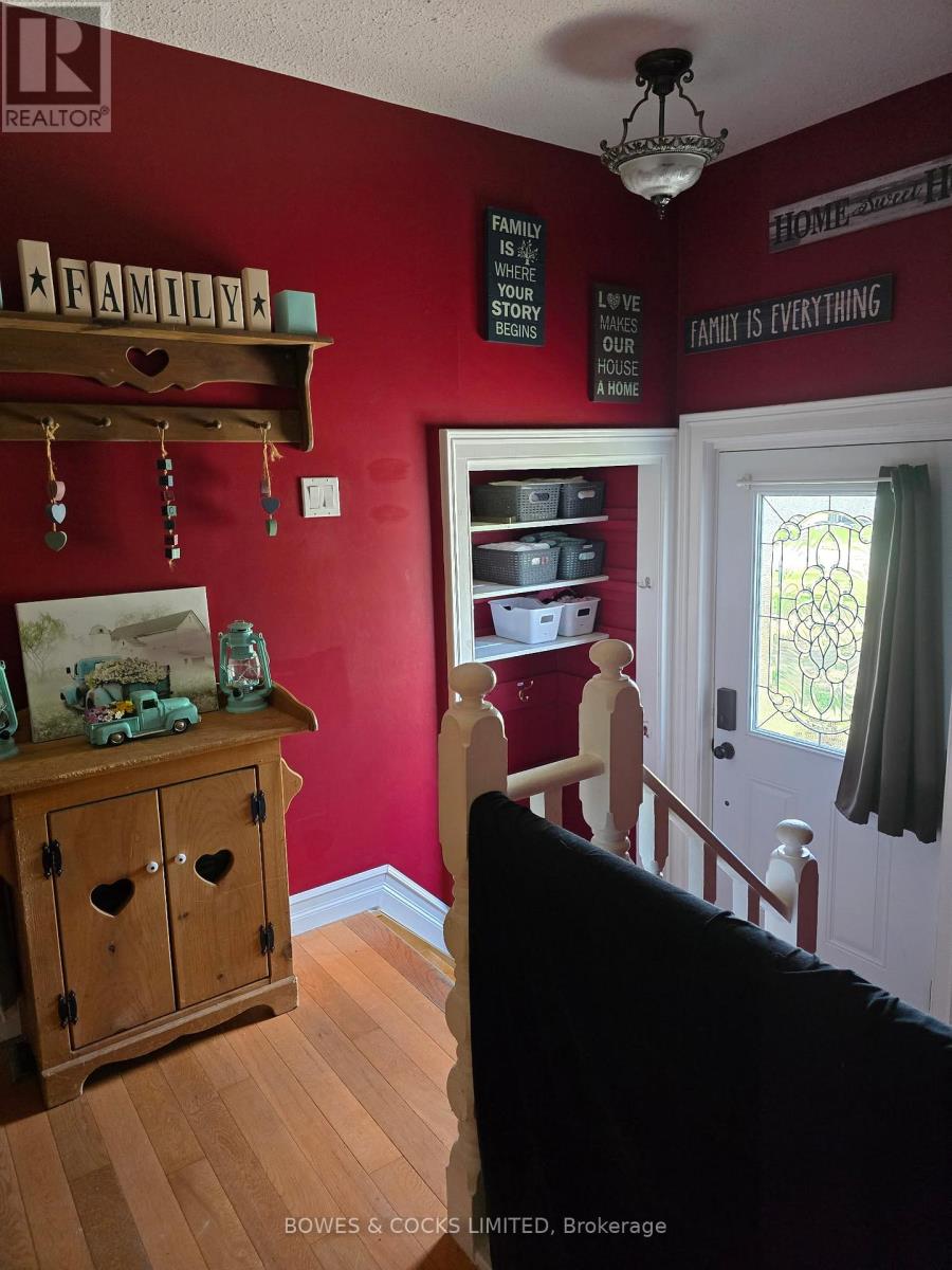 33 Maple Grove Road, Kawartha Lakes (Lindsay), Ontario  K9V 4R6 - Photo 3 - X12389682