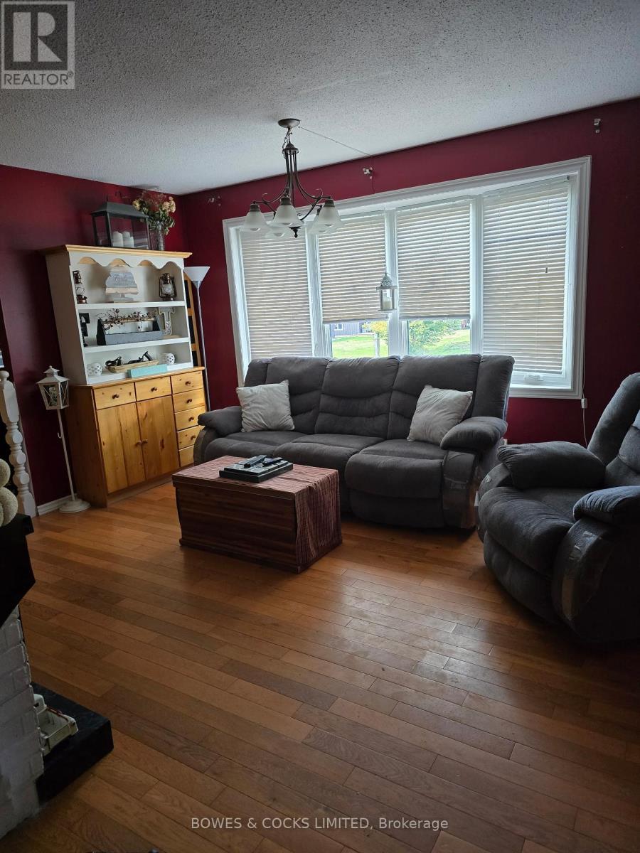 33 Maple Grove Road, Kawartha Lakes (Lindsay), Ontario  K9V 4R6 - Photo 4 - X12389682