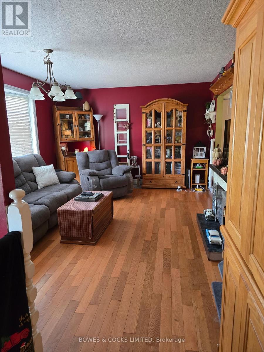 33 Maple Grove Road, Kawartha Lakes (Lindsay), Ontario  K9V 4R6 - Photo 5 - X12389682