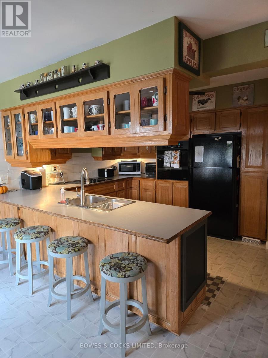 33 Maple Grove Road, Kawartha Lakes (Lindsay), Ontario  K9V 4R6 - Photo 8 - X12389682