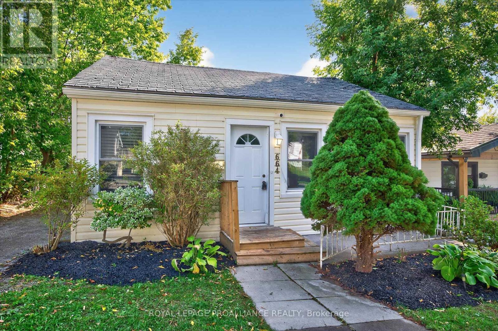 664 Gilchrist Street, Peterborough (Northcrest Ward 5), Ontario  K9H 4P3 - Photo 1 - X12391180