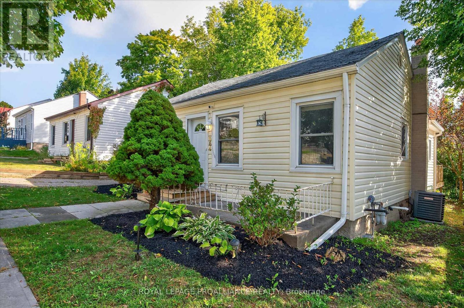 664 Gilchrist Street, Peterborough (Northcrest Ward 5), Ontario  K9H 4P3 - Photo 2 - X12391180
