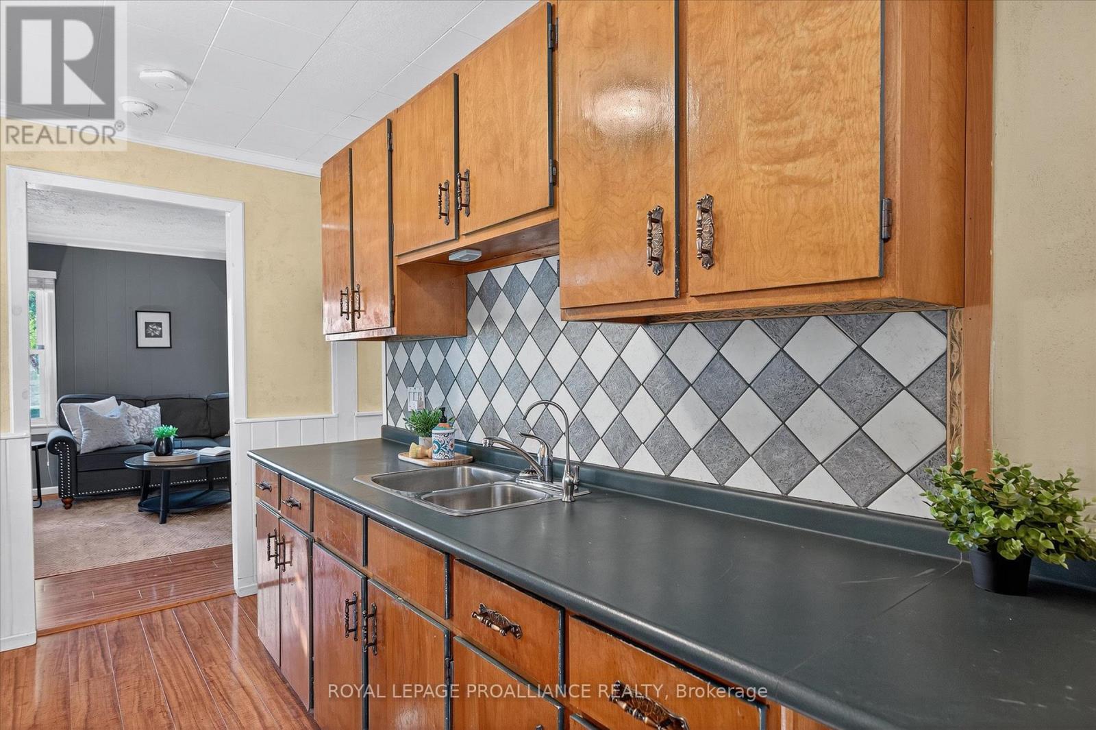 664 Gilchrist Street, Peterborough (Northcrest Ward 5), Ontario  K9H 4P3 - Photo 8 - X12391180