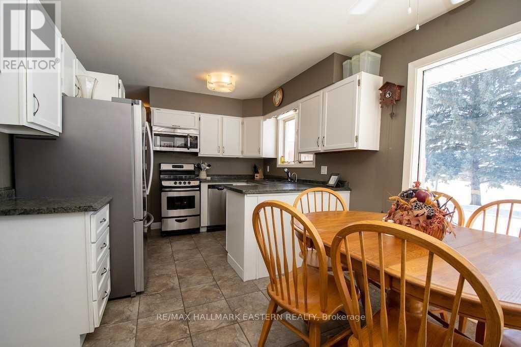 1032 East Communication Road, Selwyn, Ontario  K0L 1H0 - Photo 7 - X12392335