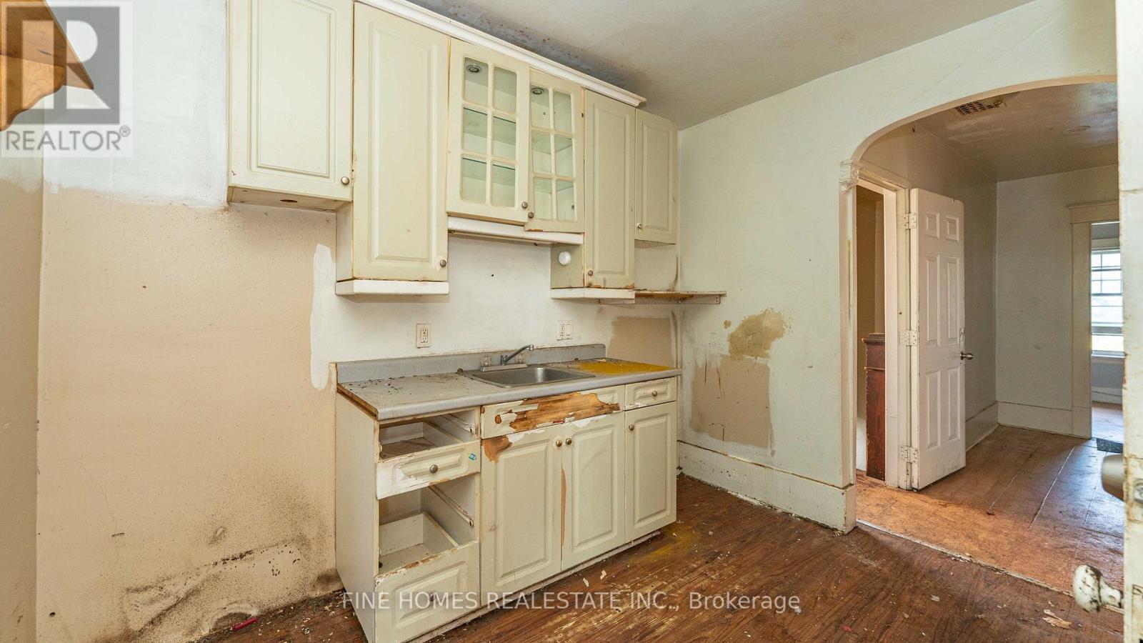175 Stewart Street, Peterborough (Town Ward 3), Ontario  K9J 3M4 - Photo 8 - X12392489