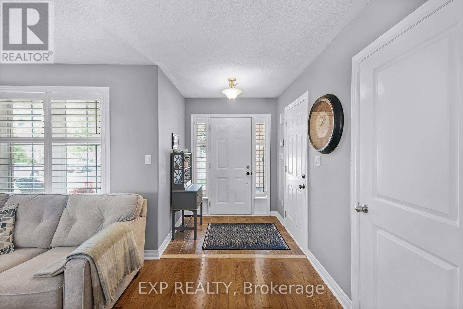 17 Flynn Avenue, Kawartha Lakes (Lindsay), Ontario  K9V 0B2 - Photo 5 - X12393463
