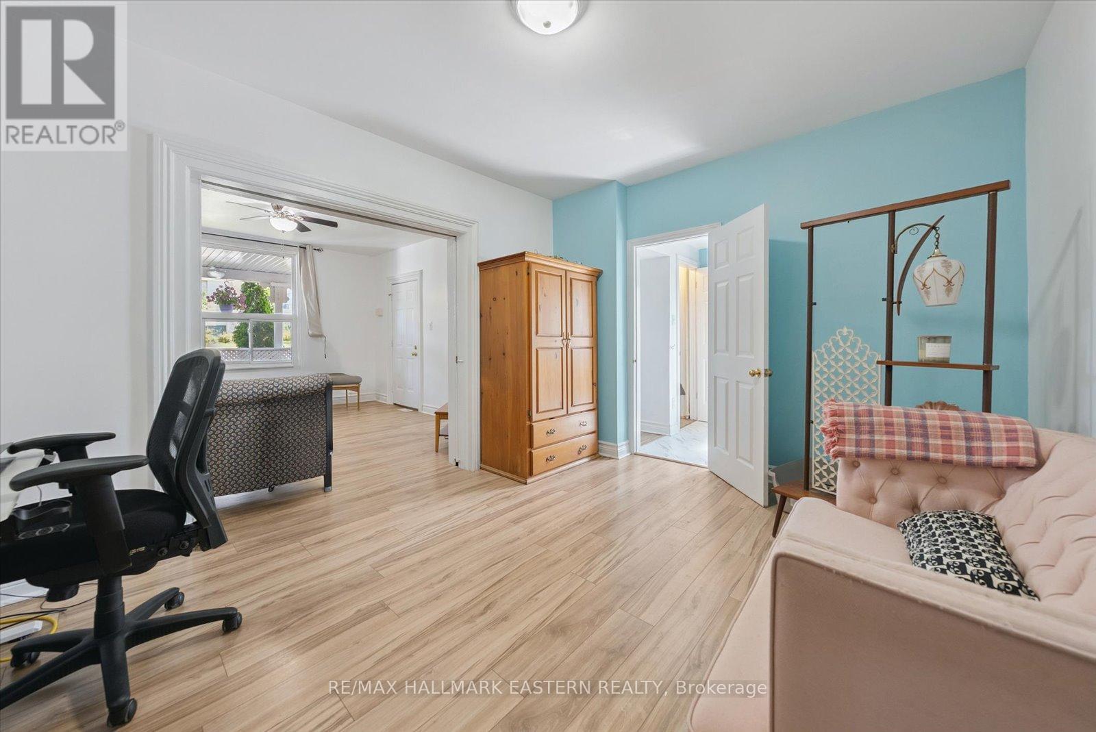 213 Brock Street, Peterborough (Town Ward 3), Ontario  K9H 2P6 - Photo 5 - X12394601