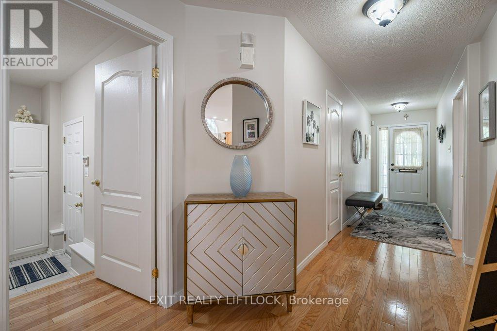 4 - 861 Wentworth Street, Peterborough (Otonabee Ward 1), Ontario  K9J 8R7 - Photo 4 - X12394828