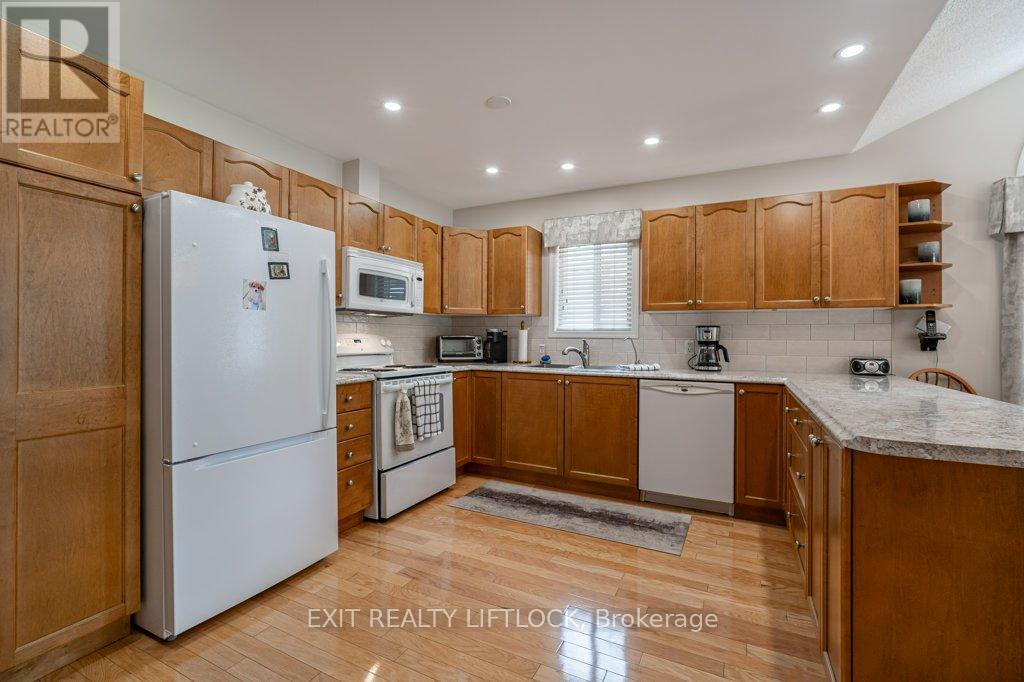 4 - 861 Wentworth Street, Peterborough (Otonabee Ward 1), Ontario  K9J 8R7 - Photo 6 - X12394828