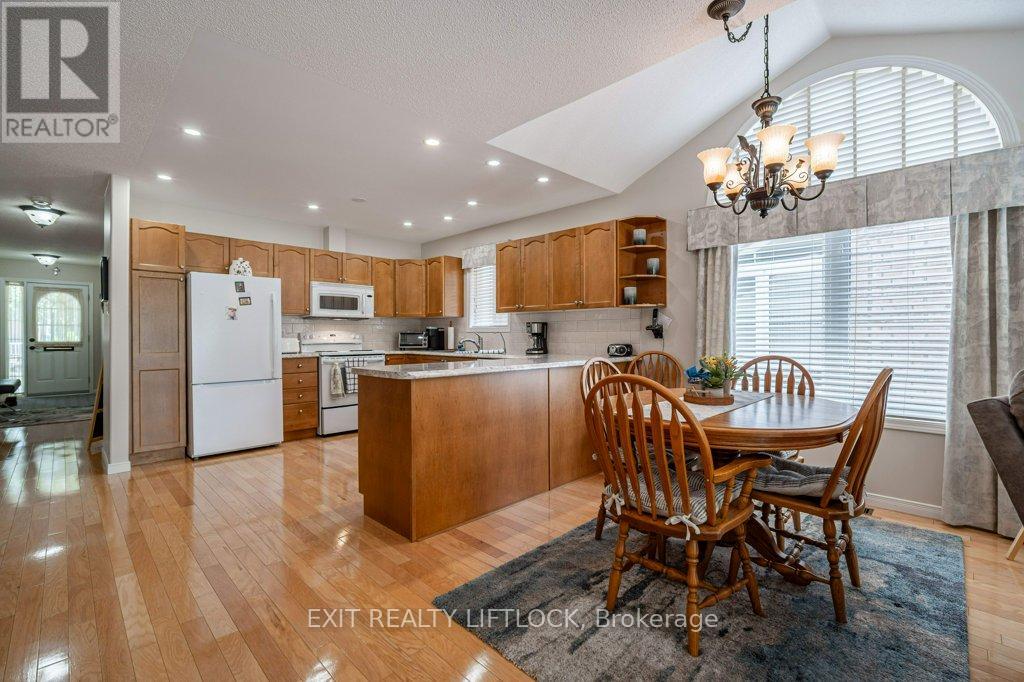 4 - 861 Wentworth Street, Peterborough (Otonabee Ward 1), Ontario  K9J 8R7 - Photo 7 - X12394828