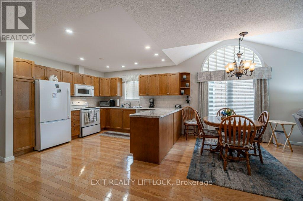 4 - 861 Wentworth Street, Peterborough (Otonabee Ward 1), Ontario  K9J 8R7 - Photo 8 - X12394828