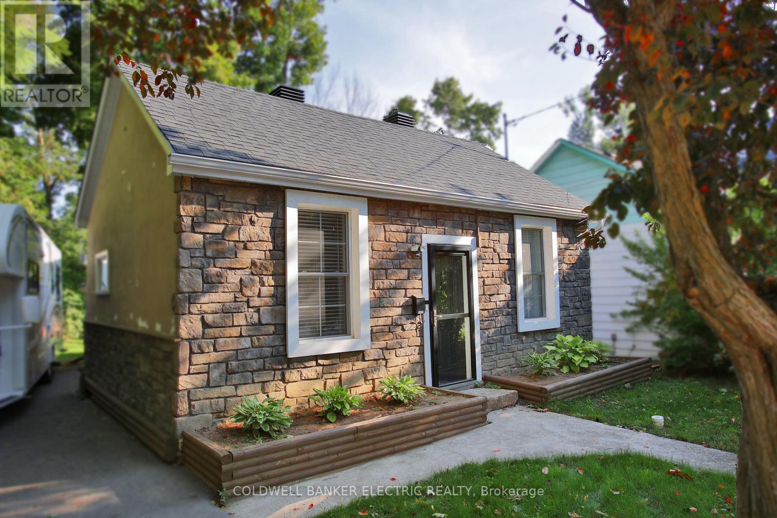 188 Antrim Street, Peterborough (Town Ward 3), Ontario  K9H 3G4 - Photo 1 - X12396409
