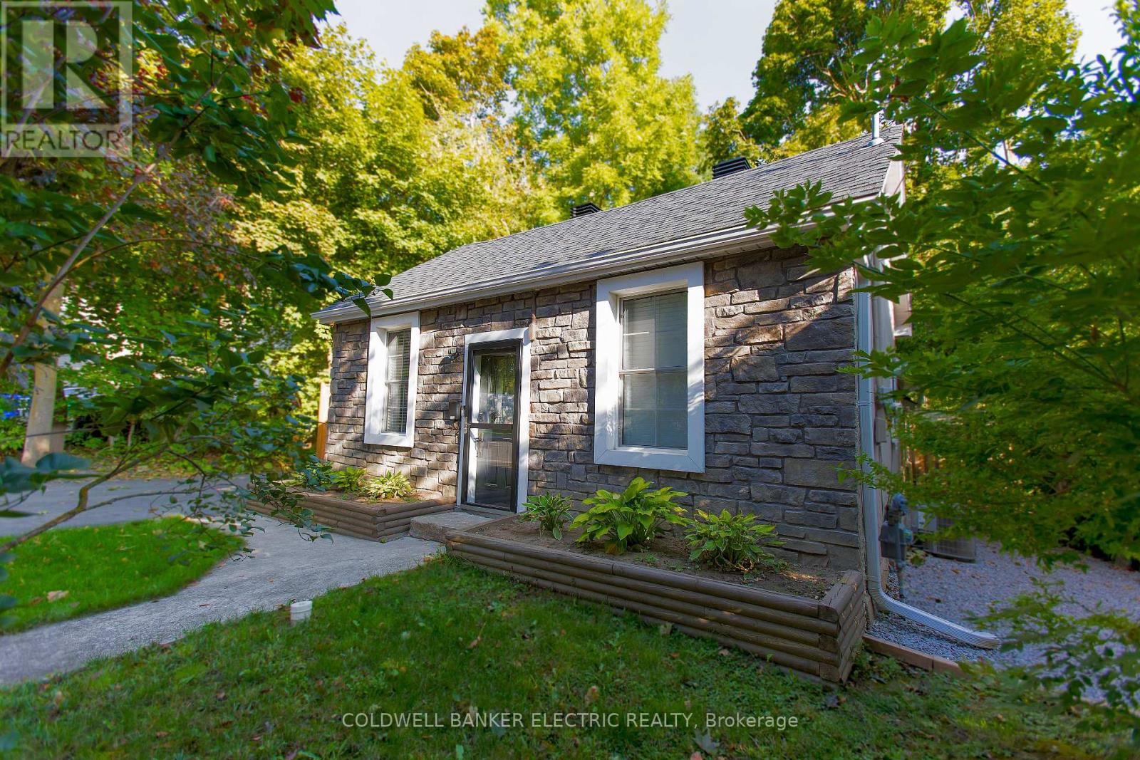 188 Antrim Street, Peterborough (Town Ward 3), Ontario  K9H 3G4 - Photo 2 - X12396409