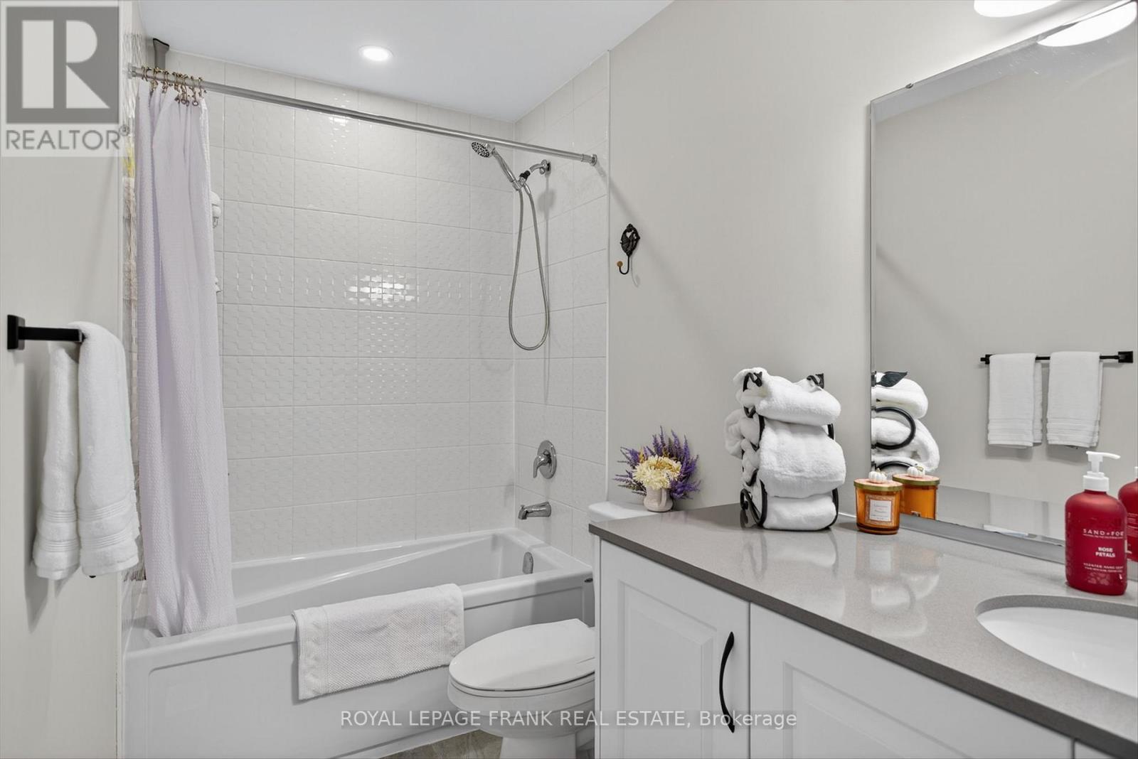 292 Noftall Gardens, Peterborough (Northcrest Ward 5), Ontario  K9H 0G4 - Photo 10 - X12396903