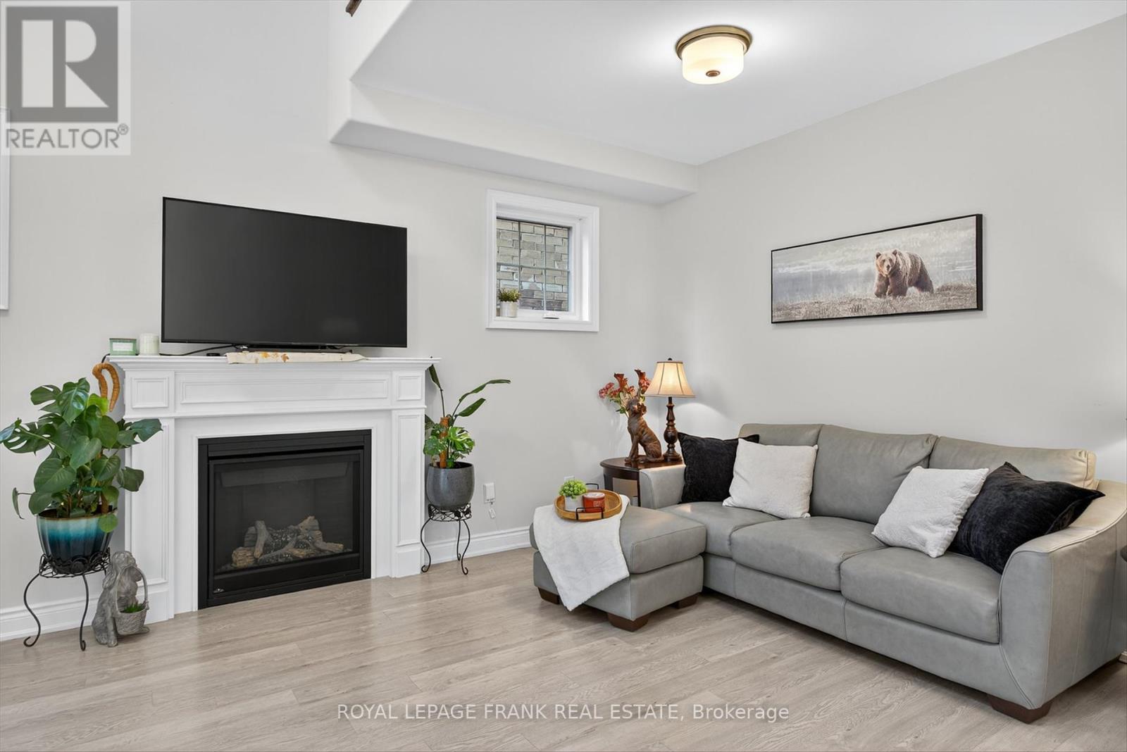 292 Noftall Gardens, Peterborough (Northcrest Ward 5), Ontario  K9H 0G4 - Photo 14 - X12396903