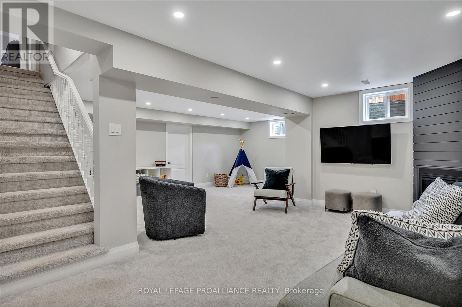 2112 Lorraine Drive, Peterborough (Northcrest Ward 5), Ontario  K9L 1X4 - Photo 41 - X12397603