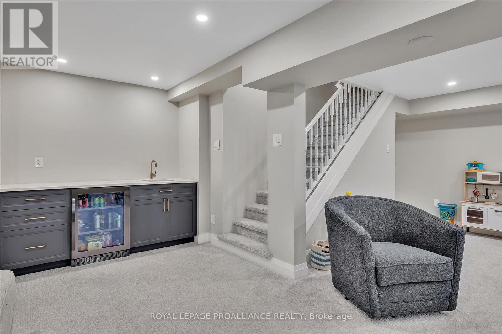 2112 Lorraine Drive, Peterborough (Northcrest Ward 5), Ontario  K9L 1X4 - Photo 43 - X12397603