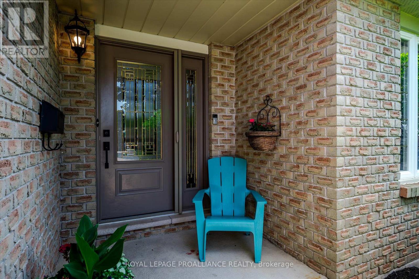 2112 Lorraine Drive, Peterborough (Northcrest Ward 5), Ontario  K9L 1X4 - Photo 5 - X12397603