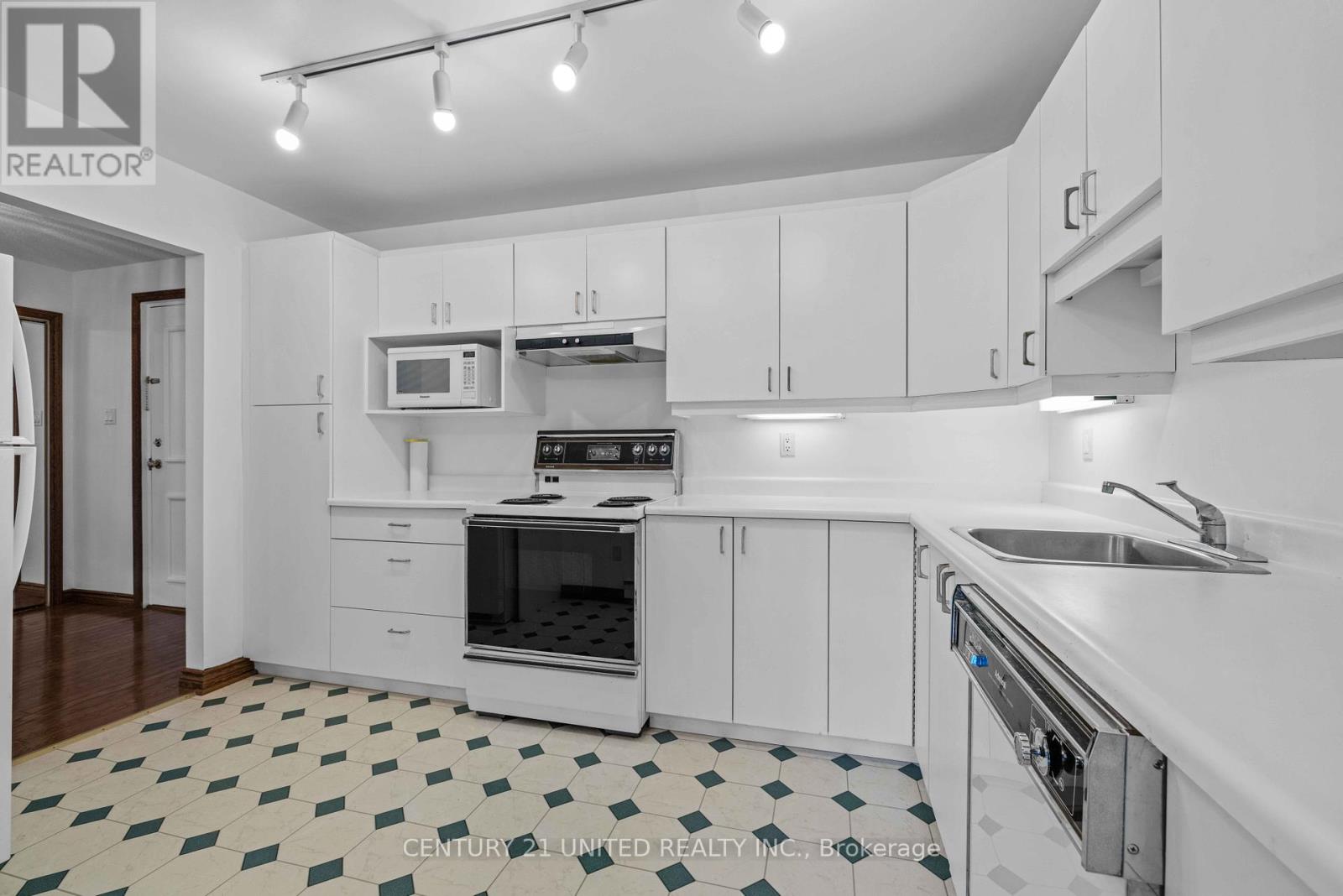 8 - 21 Paddock Wood, Peterborough (Ashburnham Ward 4), Ontario  K9H 7H2 - Photo 11 - X12397997