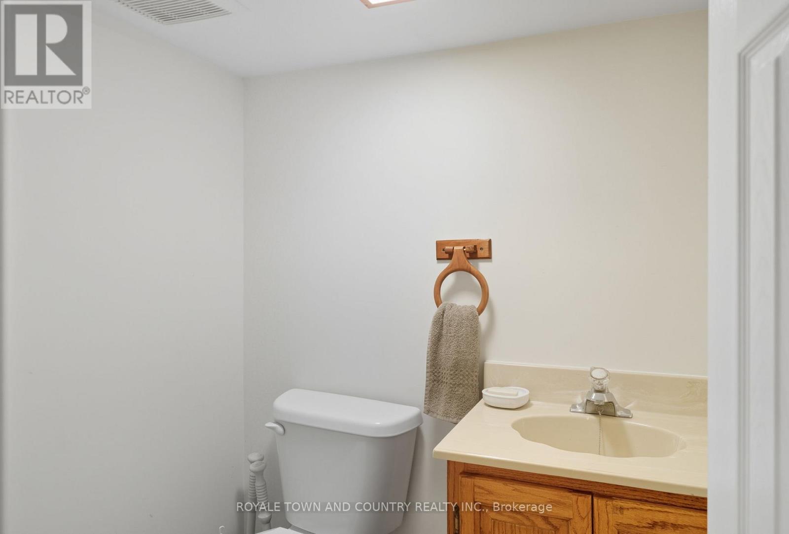 76 Bond Street W, Kawartha Lakes (Lindsay), Ontario  K9V 3R4 - Photo 35 - X12398108