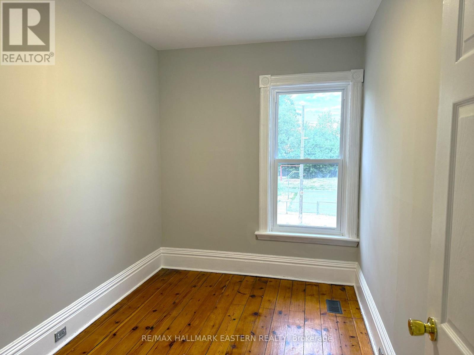 215 Stewart Street, Peterborough (Town Ward 3), Ontario  K9J 3M6 - Photo 21 - X12398297