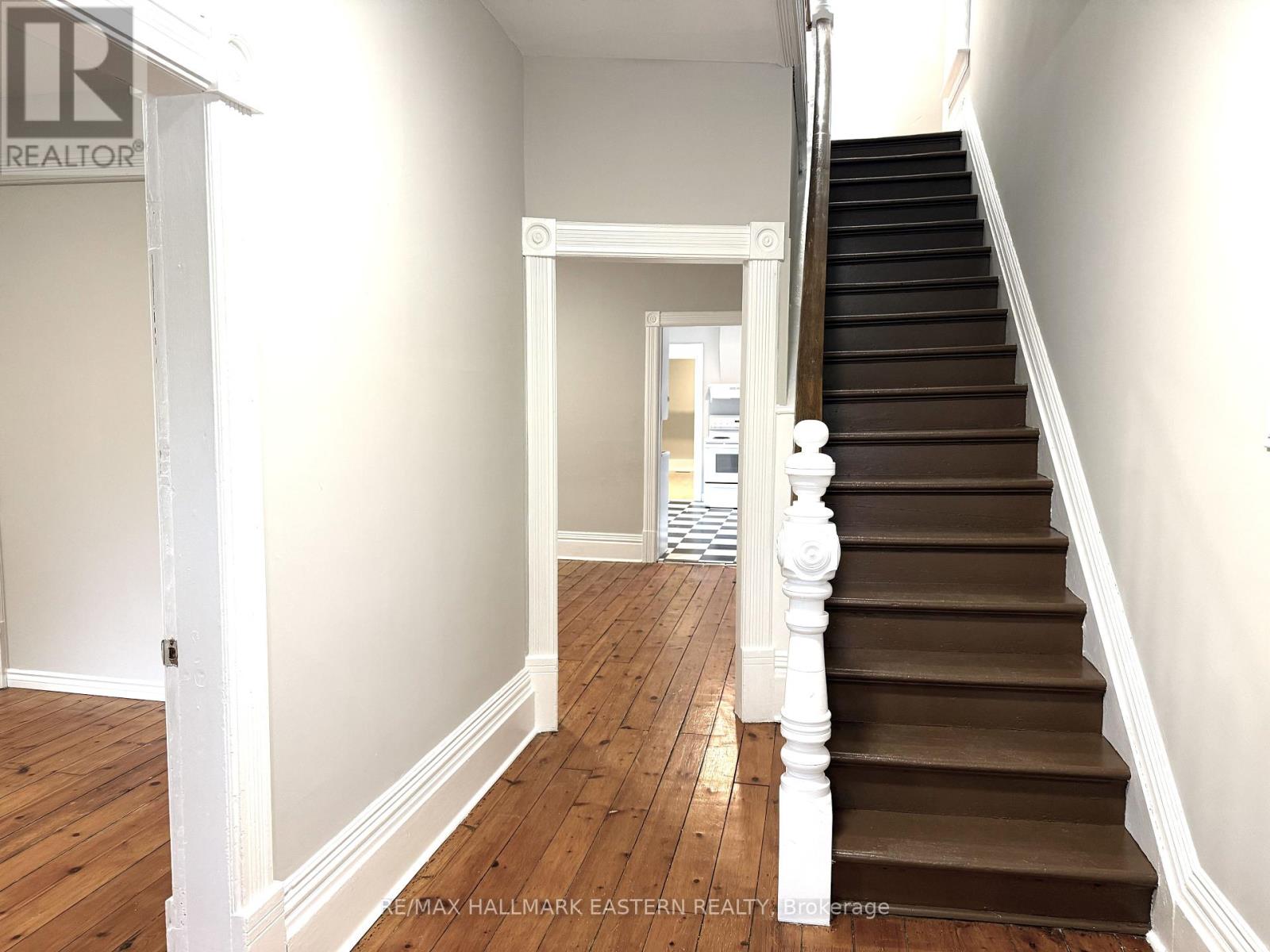 215 Stewart Street, Peterborough (Town Ward 3), Ontario  K9J 3M6 - Photo 4 - X12398297