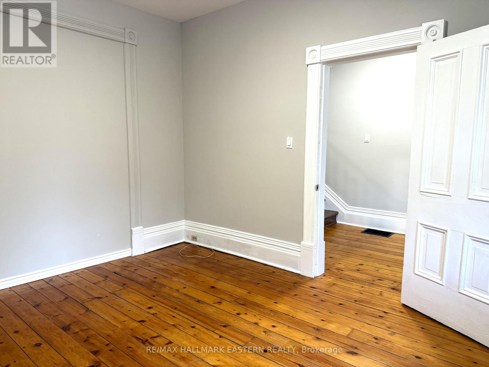 215 Stewart Street, Peterborough (Town Ward 3), Ontario  K9J 3M6 - Photo 6 - X12398297