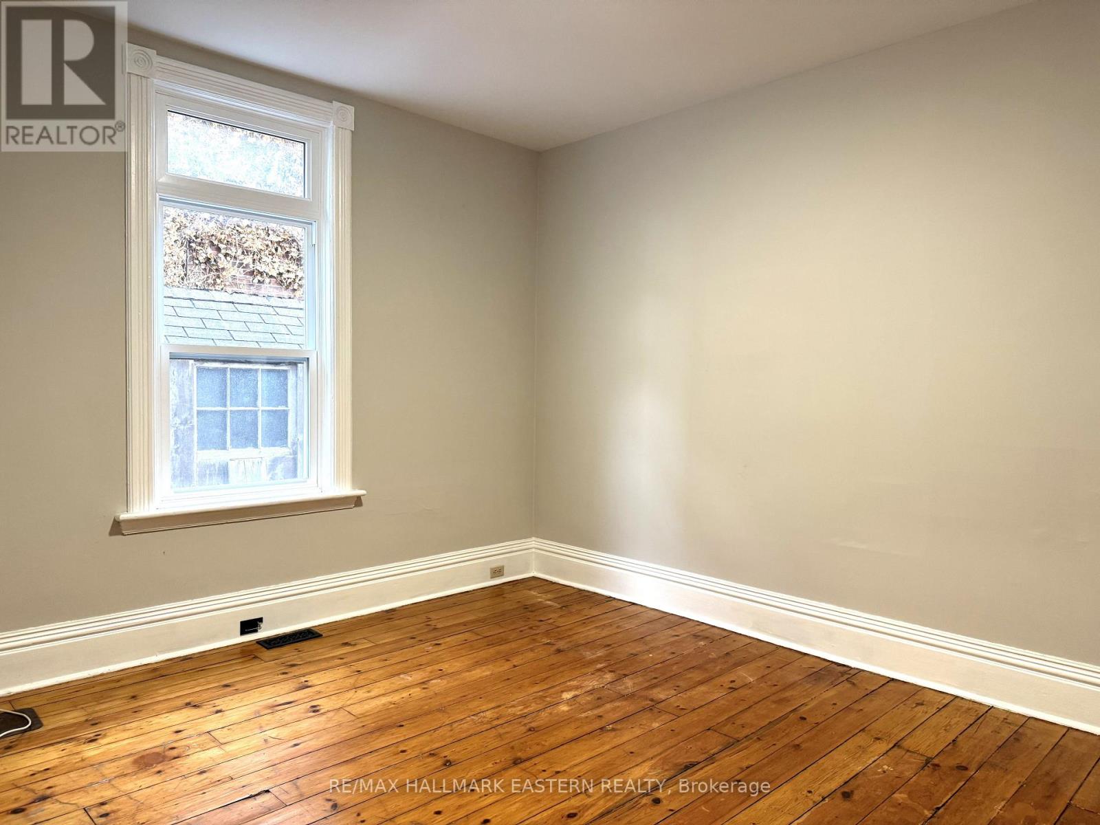215 Stewart Street, Peterborough (Town Ward 3), Ontario  K9J 3M6 - Photo 8 - X12398297