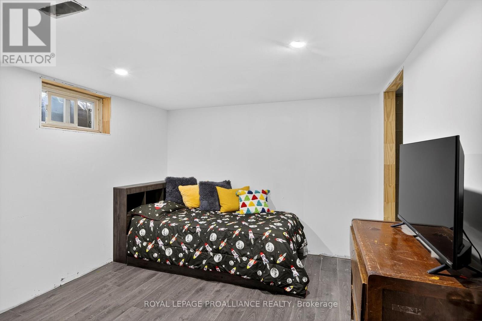 496 Cross Street, Peterborough (Town Ward 3), Ontario  K9H 4T2 - Photo 38 - X12398316
