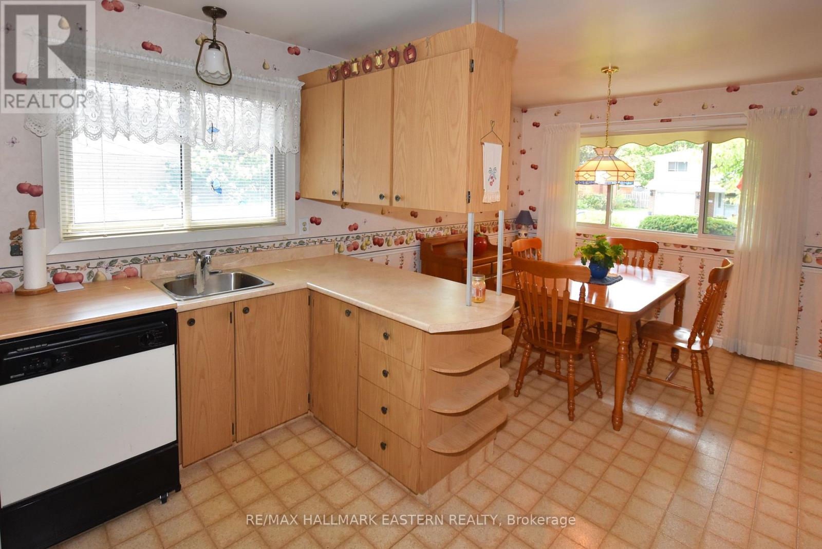 1250 Franklin Drive, Peterborough (Northcrest Ward 5), Ontario  K9H 6Z4 - Photo 6 - X12399351