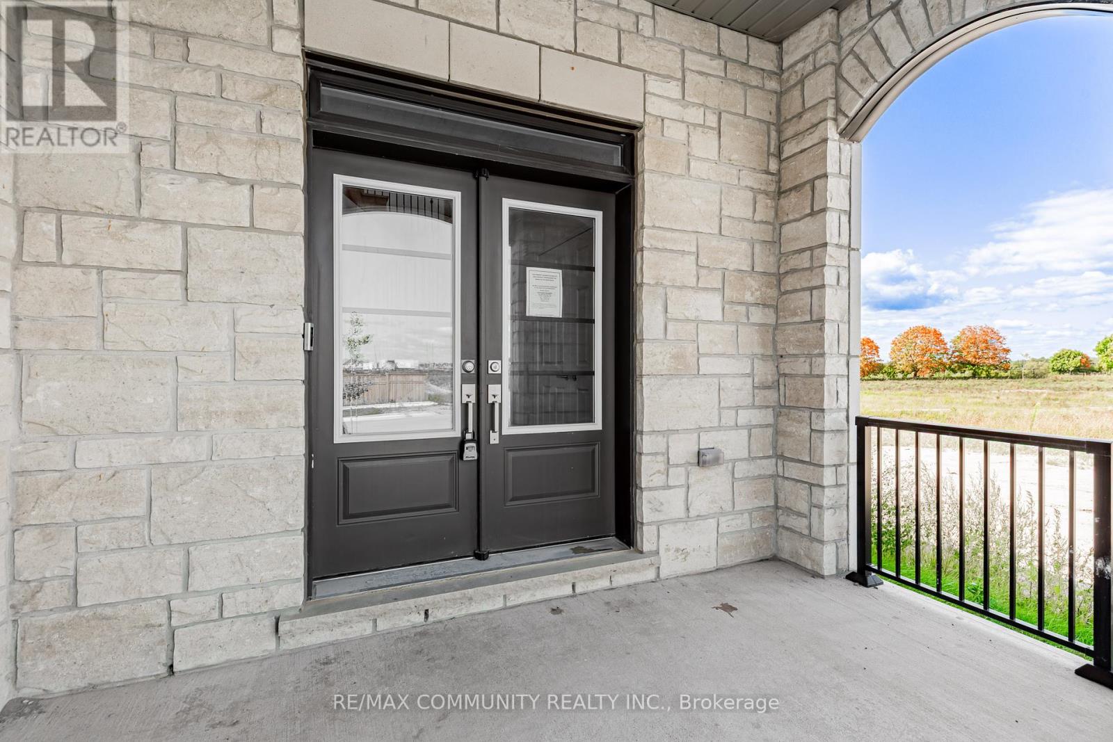 110 Belmont Drive, Clarington (Newcastle), Ontario  L1B 1G9 - Photo 4 - E12399337