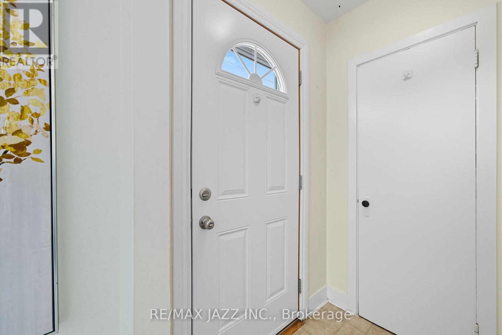 45 Kent Street E, Kawartha Lakes (Lindsay), Ontario  K9V 2C4 - Photo 6 - X12400463