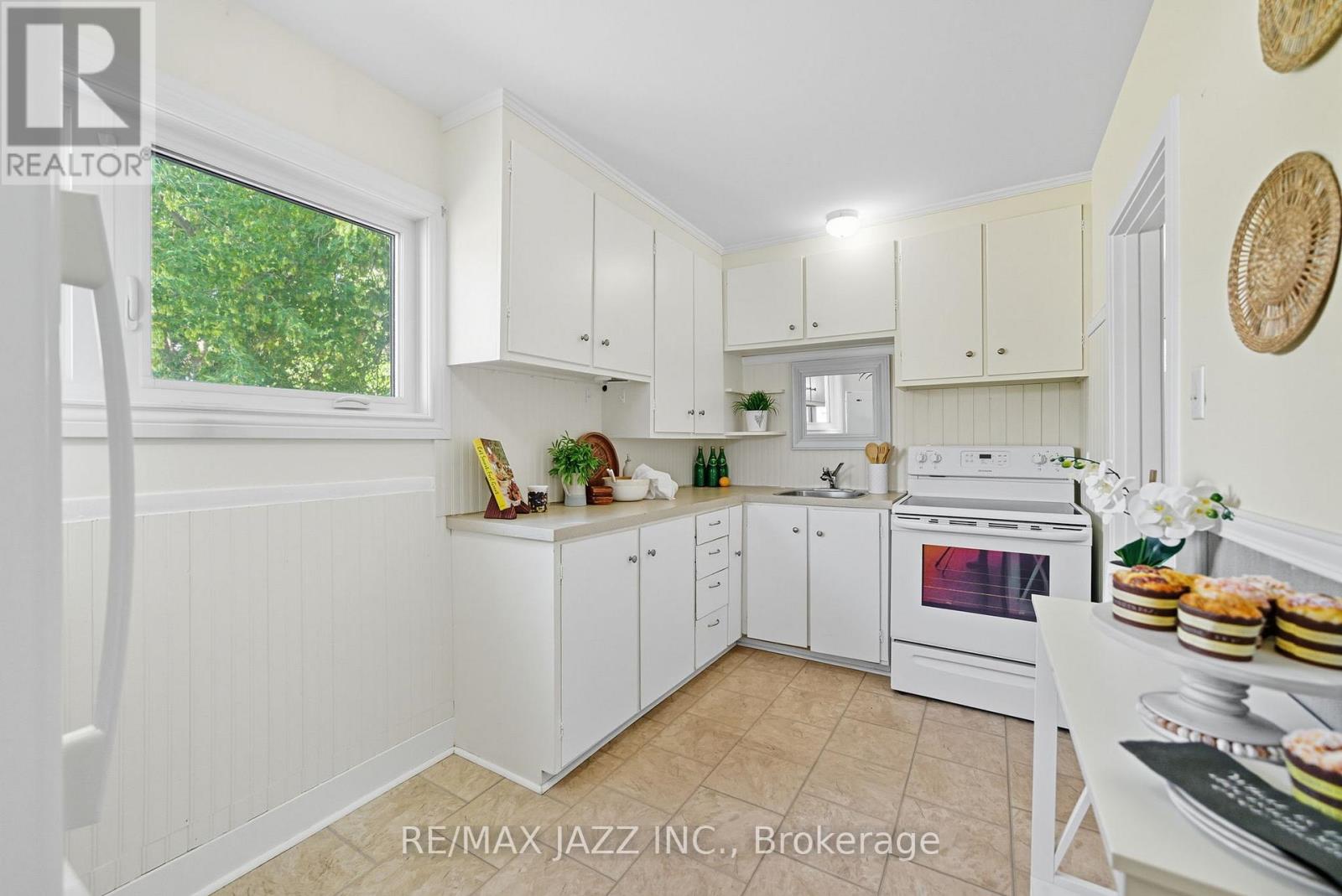 45 Kent Street E, Kawartha Lakes (Lindsay), Ontario  K9V 2C4 - Photo 7 - X12400463