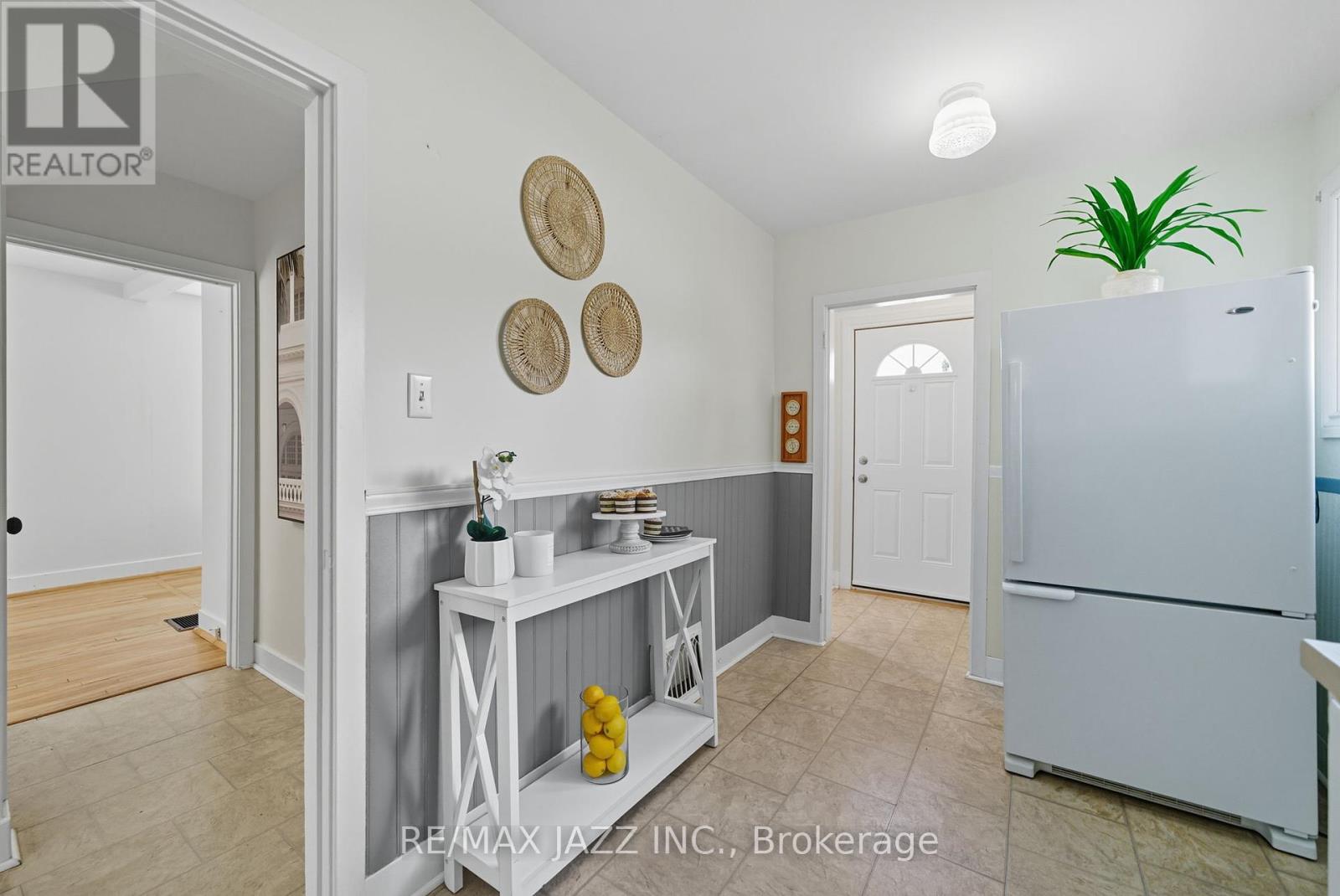 45 Kent Street E, Kawartha Lakes (Lindsay), Ontario  K9V 2C4 - Photo 8 - X12400463