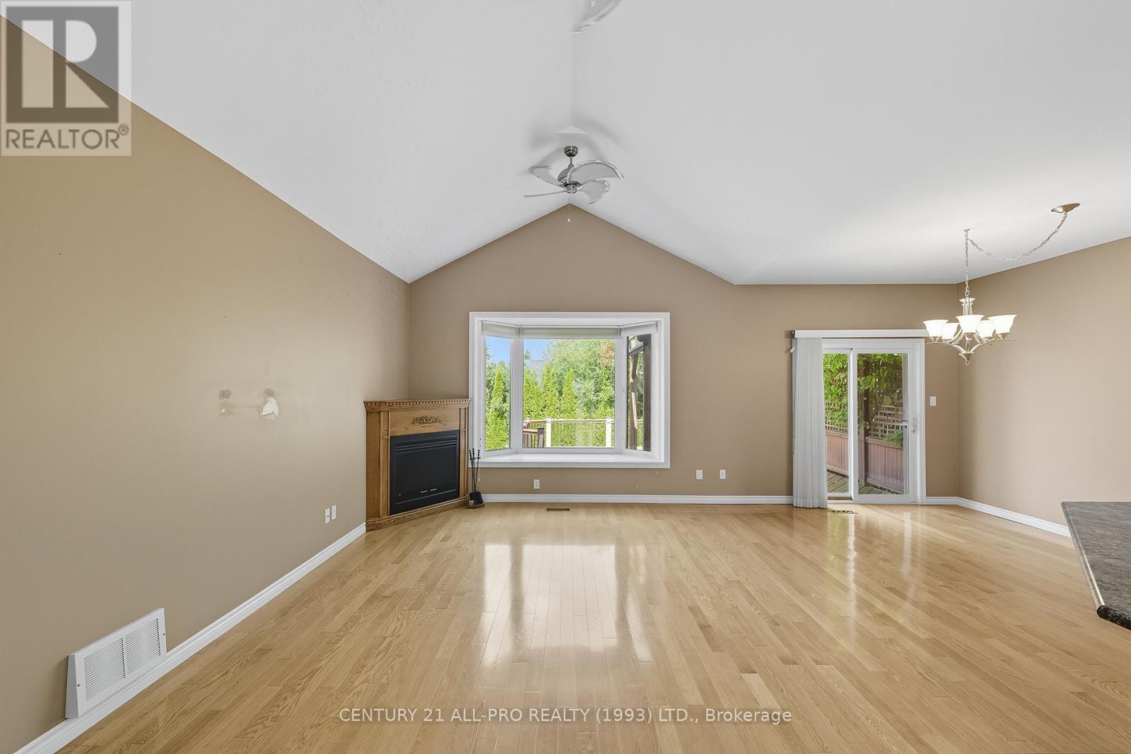 10 Ellis Crescent, Kawartha Lakes (Lindsay), Ontario  K9V 3Y9 - Photo 10 - X12400532