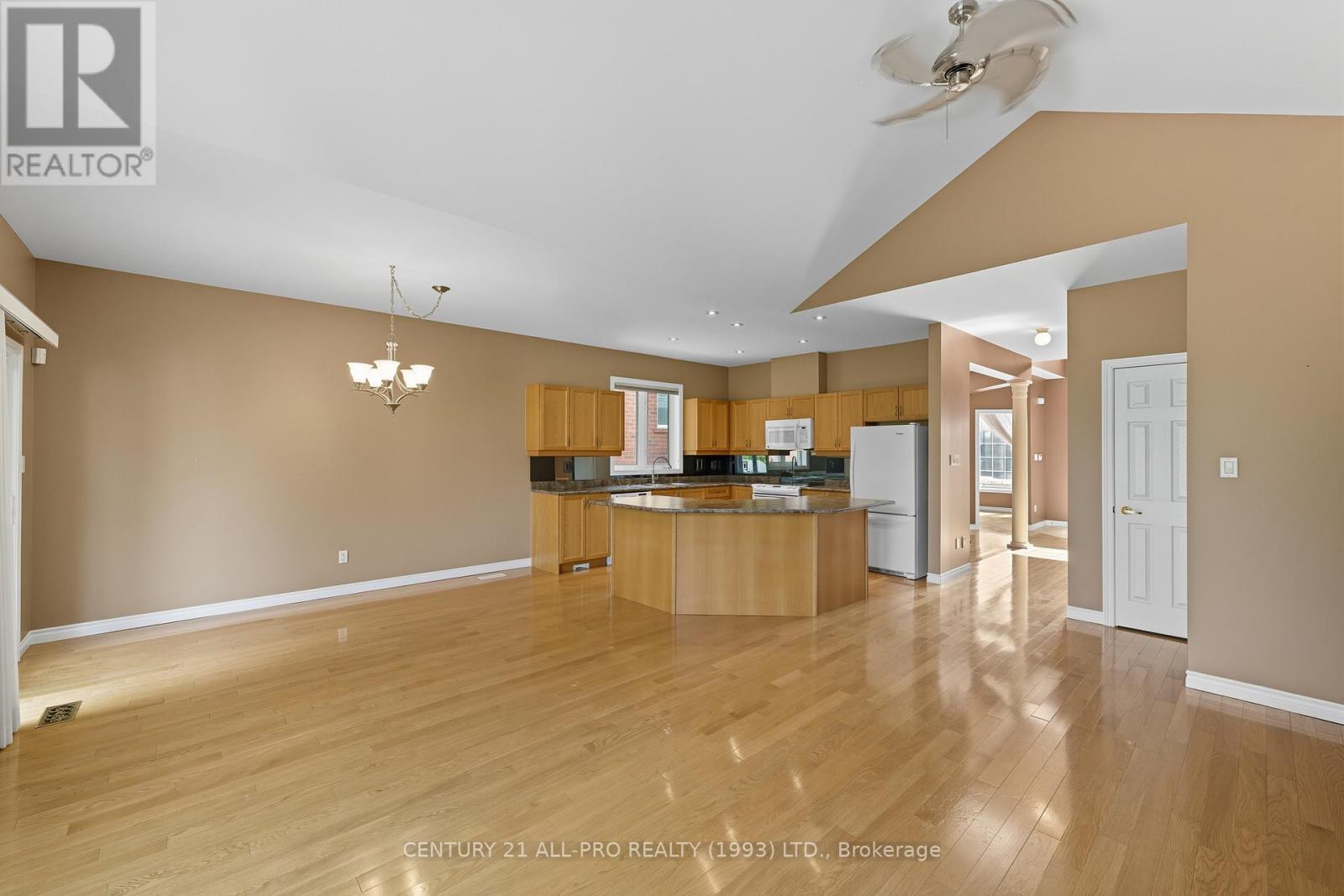10 Ellis Crescent, Kawartha Lakes (Lindsay), Ontario  K9V 3Y9 - Photo 11 - X12400532