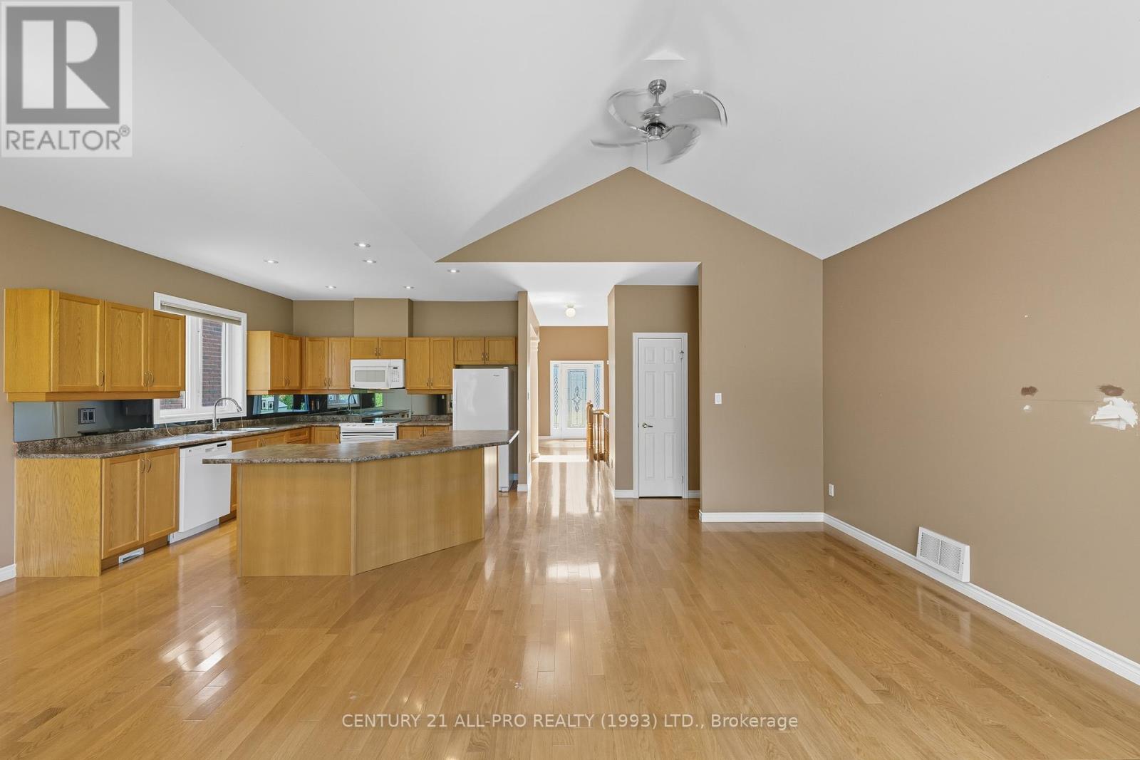 10 Ellis Crescent, Kawartha Lakes (Lindsay), Ontario  K9V 3Y9 - Photo 12 - X12400532