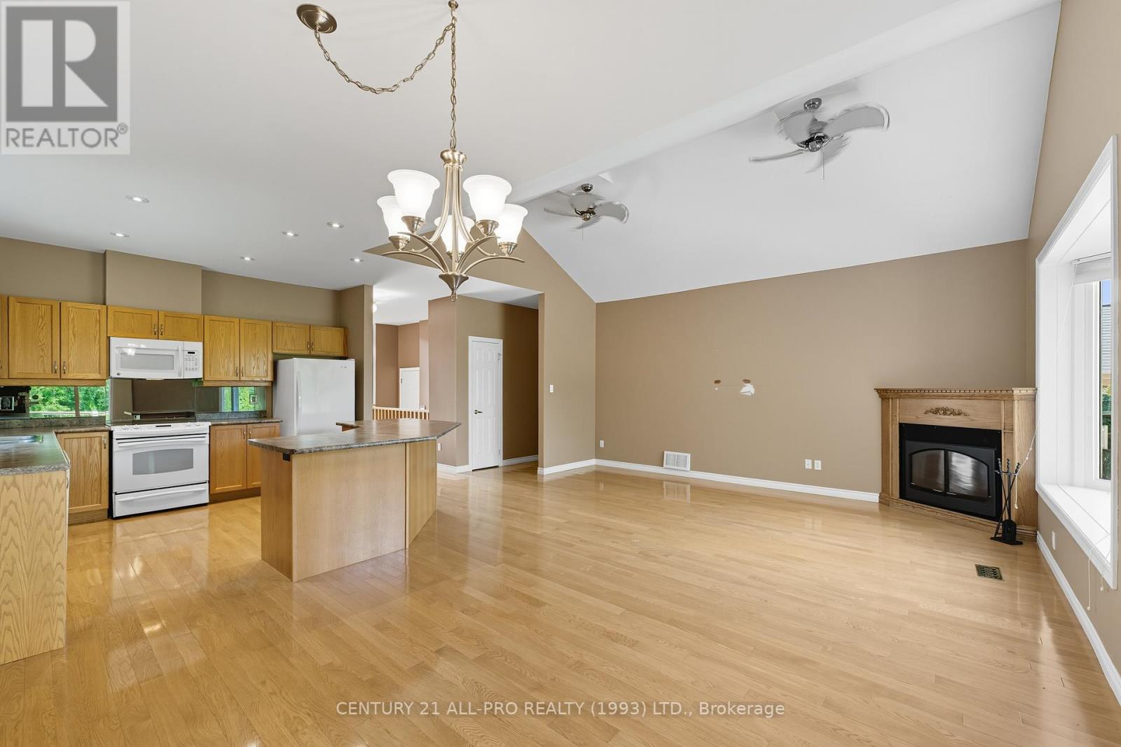 10 Ellis Crescent, Kawartha Lakes (Lindsay), Ontario  K9V 3Y9 - Photo 13 - X12400532