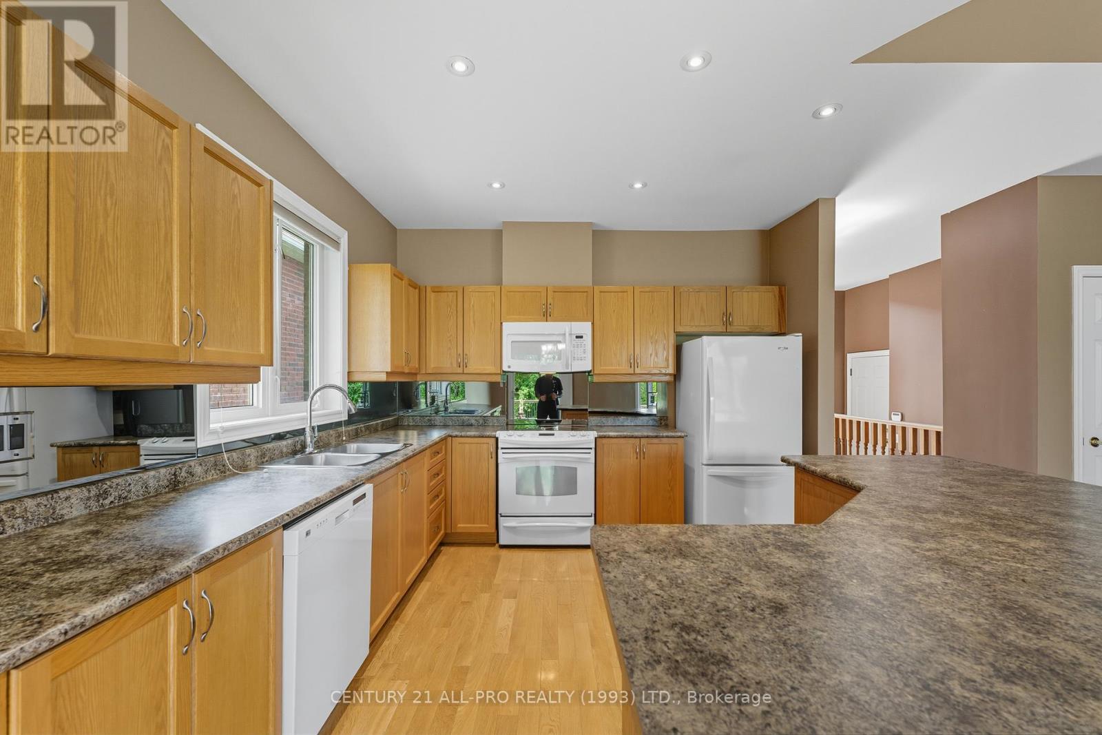 10 Ellis Crescent, Kawartha Lakes (Lindsay), Ontario  K9V 3Y9 - Photo 14 - X12400532