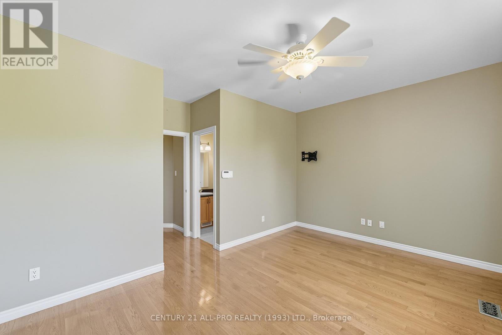 10 Ellis Crescent, Kawartha Lakes (Lindsay), Ontario  K9V 3Y9 - Photo 18 - X12400532