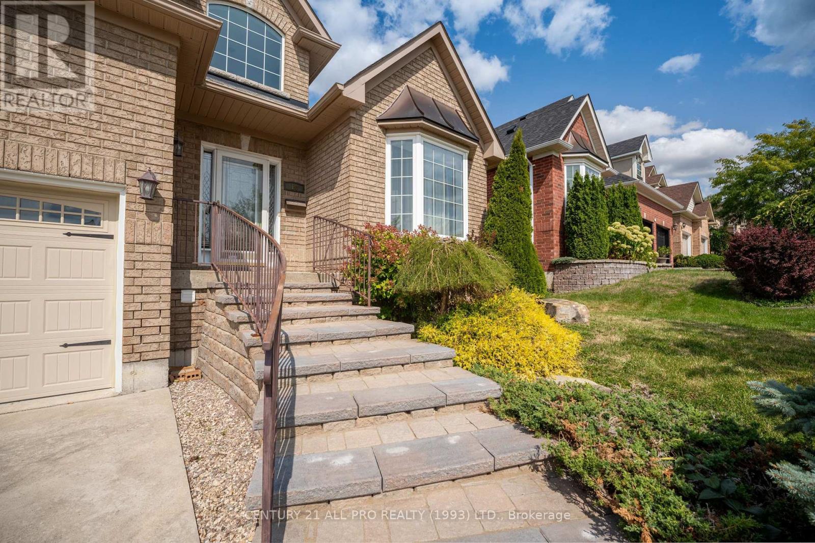 10 Ellis Crescent, Kawartha Lakes (Lindsay), Ontario  K9V 3Y9 - Photo 2 - X12400532