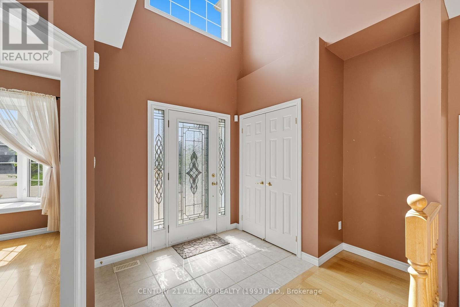 10 Ellis Crescent, Kawartha Lakes (Lindsay), Ontario  K9V 3Y9 - Photo 3 - X12400532