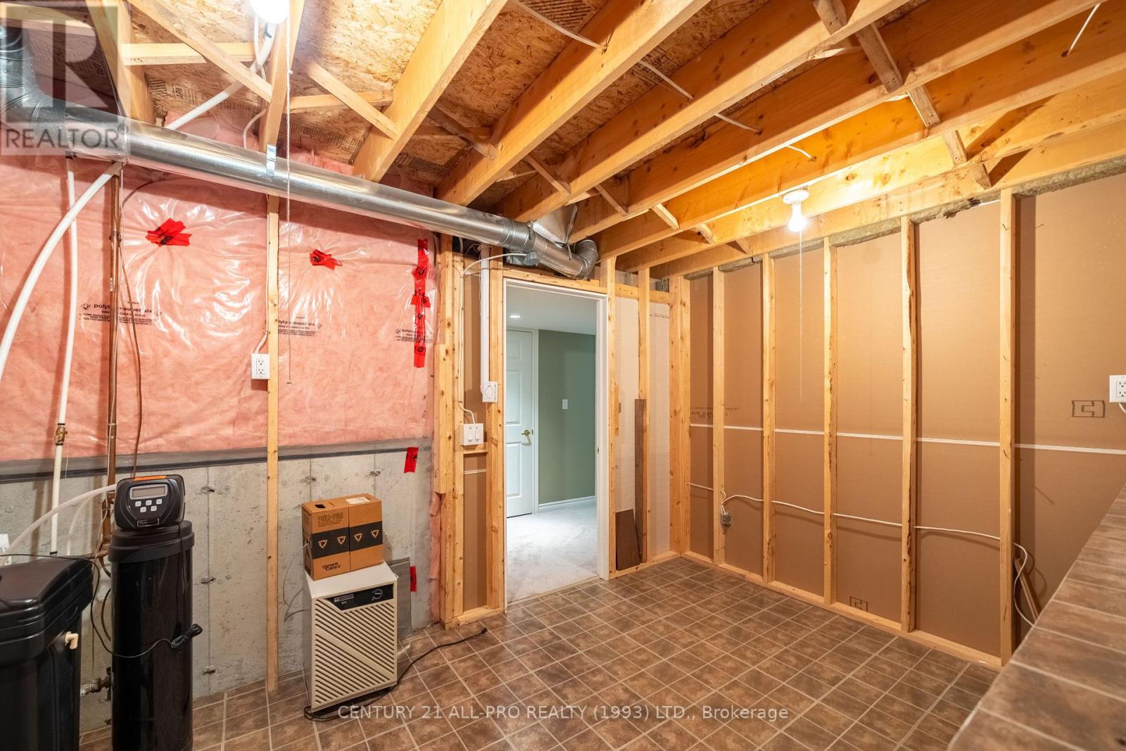10 Ellis Crescent, Kawartha Lakes (Lindsay), Ontario  K9V 3Y9 - Photo 30 - X12400532