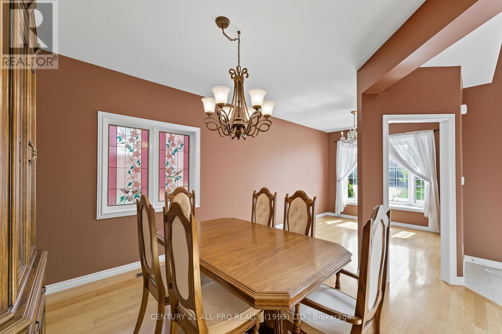 10 Ellis Crescent, Kawartha Lakes (Lindsay), Ontario  K9V 3Y9 - Photo 5 - X12400532