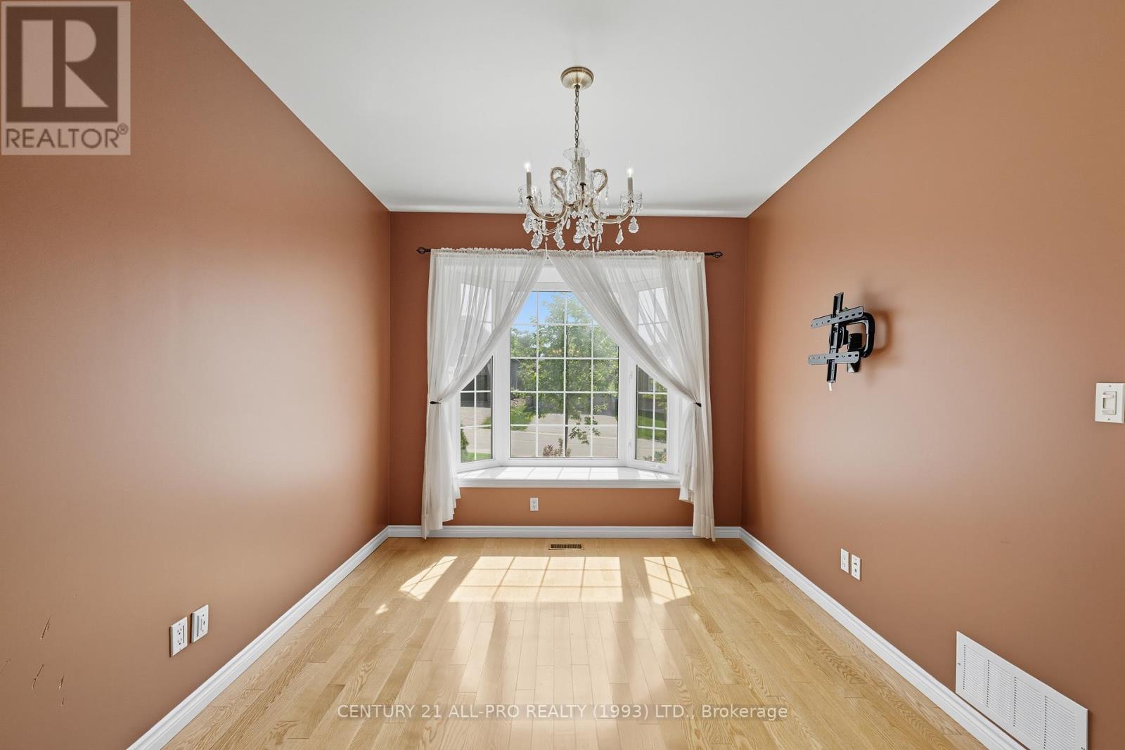 10 Ellis Crescent, Kawartha Lakes (Lindsay), Ontario  K9V 3Y9 - Photo 7 - X12400532