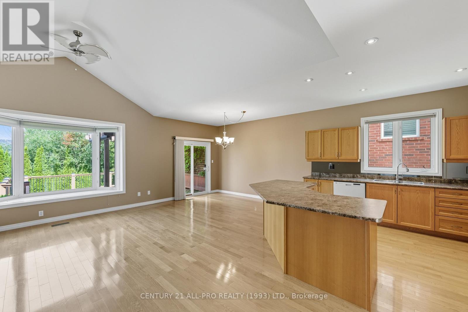 10 Ellis Crescent, Kawartha Lakes (Lindsay), Ontario  K9V 3Y9 - Photo 9 - X12400532