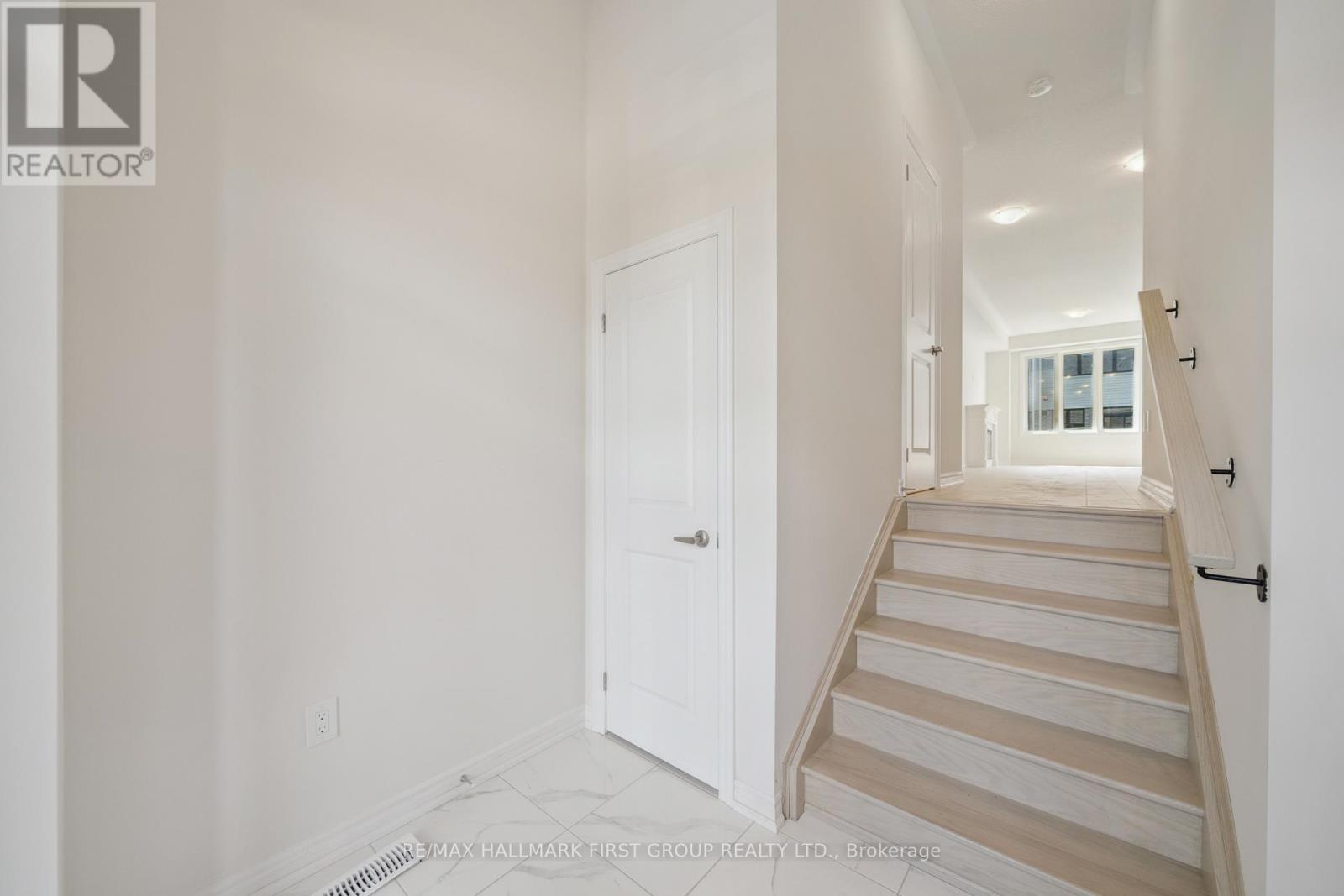 46 Hickey Lane, Kawartha Lakes (Lindsay), Ontario  K9V 5V5 - Photo 4 - X12401505